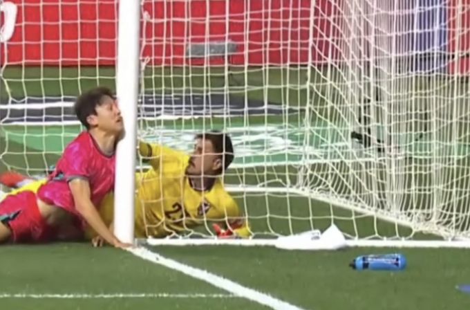 볼리비아 축구 국가대표팀 골키퍼가 한국 대표팀 이재성의 부상을 막아주는 듯한 장면이 포착돼 화제를 모으고 있다./사진=온라인 커뮤니티 갈무리