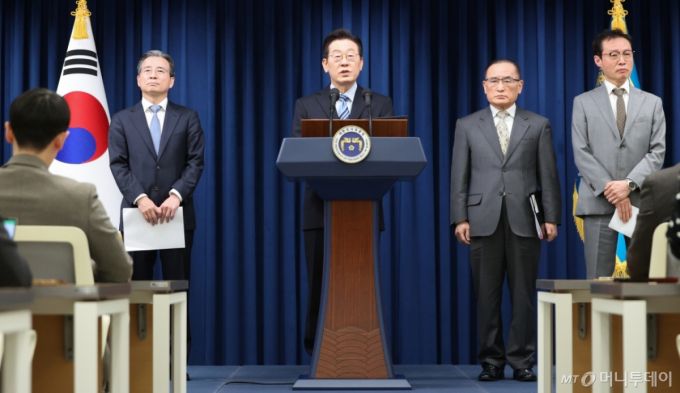 (서울=뉴스1) 허경 기자 = 이재명 대통령이 14일 서울 용산 대통령실 청사에서 한·미 팩트시트 타결 결과를 발표하고 있다. 왼쪽부터 김용범 정책실장, 이 대통령, 위성락 국가안보실장, 이규연 홍보소통수석. 2025.11.14/뉴스1  Copyright (C) 뉴스1. All rights reserved. 무단 전재 및 재배포,  AI학습 이용 금지.