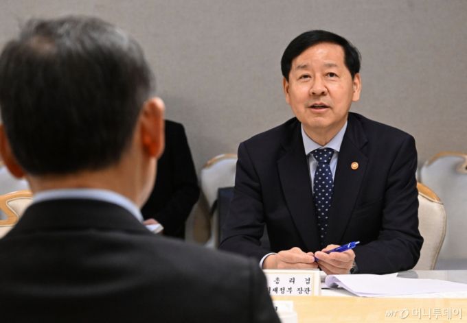 (서울=뉴스1) 청사사진기자단 = 구윤철 부총리 겸 기획재정부 장관이 18일 서울 종로구 정부서울청사에서 열린 '주요 수출기업간담회'에서 모두발언을 하고 있다. (기획재정부 제공. 재판매 및 DB 금지)  2025.11.18/뉴스1  Copyright (C) 뉴스1. All rights reserved. 무단 전재 및 재배포,  AI학습 이용 금지. /사진=(서울=뉴스1) 청사사진기자단