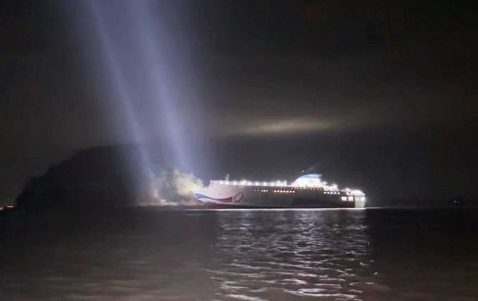 19일 오후 8시 16분쯤 전남 신안군 장산면 족도에 260여명이 탑승한 여객선이 좌초돼 해경이 구조 작업을 벌이고 있다.  /사진 = 해경 제공