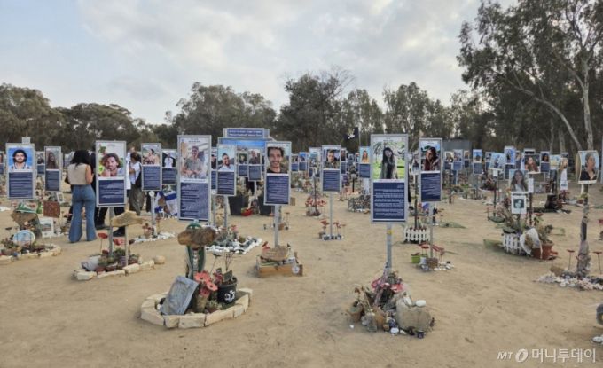 지난 11일(현지시간) 가자지구에서 가까운 이스라엘 서부 노바 음악축제 추모장소에서 사람들이 하마스(팔레스타인 무장정파) 공격의 희생자들을 추모하고 있다. /사진=김주동 기자