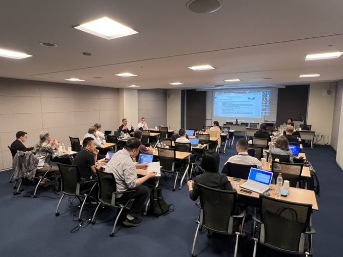 지난해 서울에서 열린 AI표준화위원회·SW테스팅위원회 합동작업반(JWG 2)회의에서 AI 신뢰성 확보를 위한 표준 초안 검토에 참여 중인 ETRI 연구진. /사진=ETRI