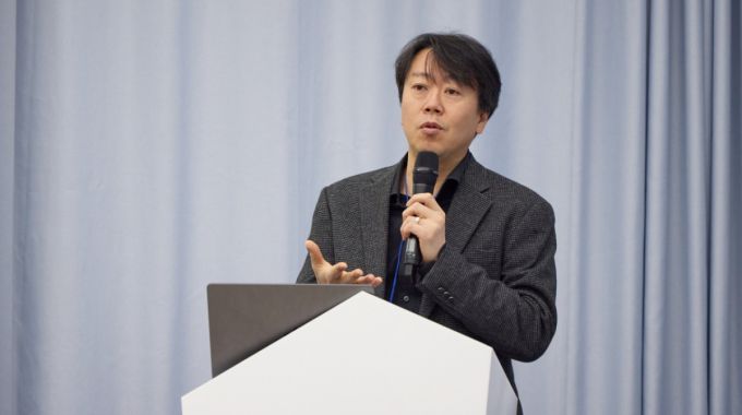 김태윤 SK텔레콤 파운데이션 모델 담당이 개발 중인 AI 모델을 주제로 발표하고 있다./사진=SKT