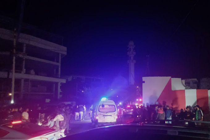 [시돈=AP/뉴시스] 18일(현지 시간) 레바논 남부 항구도시 시돈의 한 병원에 이스라엘의 아인 엘힐웨 난민 캠프 공습으로 부상한 사람들을 실은 구급차가 들어서고 있다. 이날 공습으로 최소 13명이 숨지고 여러 명이 다쳤으며 이스라엘은 “아인 엘힐웨에 있는 하마스 훈련소 지역을 공습했다”라고 밝혔다. 2025.11.19.