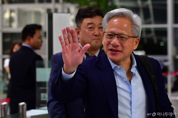 (포항=뉴스1) 최창호 기자 = 젠슨 황 엔비디아 창립자 겸 CEO 젠슨 황이 31일 오후 경북 경주시에서 열린 아시아태평양 경제협력체(APEC)  APEC일정을 마친 후 포항경주공항을 통해 영국 런던으로  출국하고 있다. 2025.10.31/뉴스1  Copyright (C) 뉴스1. All rights reserved. 무단 전재 및 재배포,  AI학습 이용 금지. /사진=(포항=뉴스1) 최창호 기자