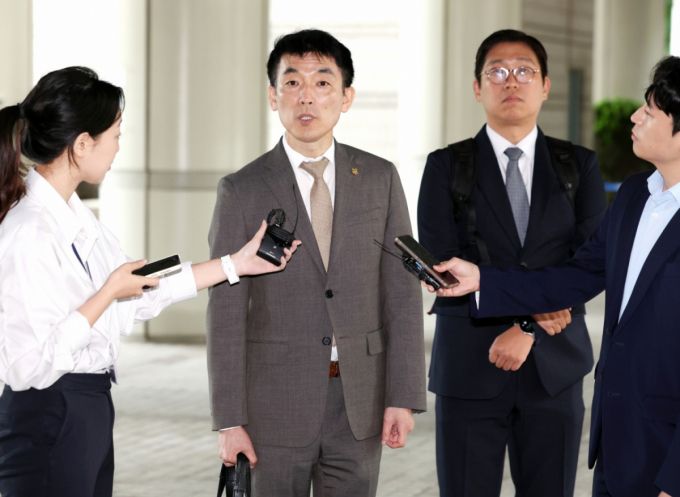 김용현 전 국방부 장관의 변호인 이하상 변호사 사진. 이 변호사 오른쪽은 유승수 변호사/사진=뉴시스