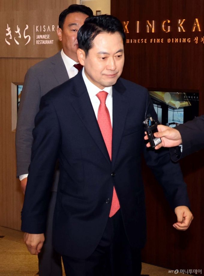 [서울=뉴시스] 조성봉 기자 = 장동혁 국민의힘 대표가 20일 서울 여의도의 한 식당에서 열린 대표 주재 3선의원 모임에 참석하고 있다. 2025.11.20. suncho21@newsis.com /사진=조성봉