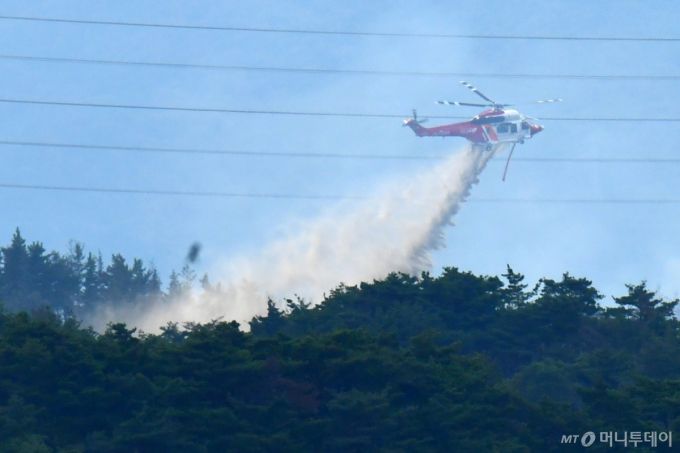 (포항=뉴스1) 최창호 기자 = 18일 오후 4시25분쯤 경북 포항시 북구 흥해읍 성곡리 산에서 원인을 알 수 없는 불이 나 산림청과 경북도소방본부가 헬기 3대를 투입해 진화작업을 벌이고 있다.  2025.8.18/뉴스1  Copyright (C) 뉴스1. All rights reserved. 무단 전재 및 재배포,  AI학습 이용 금지. /사진=(포항=뉴스1) 최창호 기자