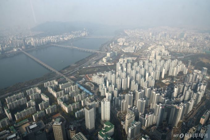 10·15 부동산 대책 시행 이후 서울 아파트 평균 매매 가격 상승세가 2주 연속 둔화한 것으로 나타났다.  6일 한국부동산원이 발표한 11월 1주(11월3일 기준) 주간 아파트 가격동향에 따르면 서울 아파트 매매가격 지수는 직전 주(0.23%) 대비 0.04% 줄어든 0.19%를 기록했다. 한편 경기도 전체(0.11%)로는 상승 폭이 직전 주 대비 0.01%포인트 줄었지만 규제를 피해 간 일부 지역은 상승 폭이 커지며 풍선 효과도 나타났다.  사진은 이날 서울 송파구 롯데월드타워에서 바라본 서울 도심 아파트 단지. 2025.11.6/뉴스1  Copyright (C) 뉴스1. All rights reserved. 무단 전재 및 재배포,  AI학습 이용 금지. /사진=(서울=뉴스1) 이광호 기자