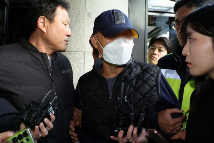 부천 제일시장에서 1톤 트럭으로 돌진사고를 낸 60대 운전자 A씨가 15일 오후 경기 부천시 인천지방법원 부천지원에서 열린 구속 전 피의자 심문(영장실질심사)에 출석하고 있다./사진=뉴스1.