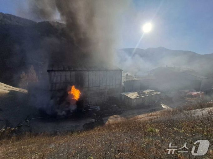 22일 강원 강릉시 강동면 산성우리 폐기물 처리장 화재 현장.(강원도 소방본부 제공, 재판매 및 DB 금지) 2025.11.22/뉴스1