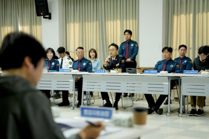 서울 서초경찰서가 지난 21일 구청, 시민단체, 지역주민과 함께 '지역치안 소통 간담회'를 개최하고 지역 현안에 대해 논의했다. /사진제공=서초경찰서.