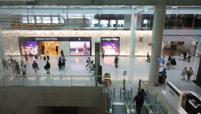 [인천공항=뉴시스] 배훈식 기자 = 원 달러 환율이 1470원 대의 고환율로 면세 이점이 사라지면서 면세점 업계의 매출 하락이 이어지고 있다. 사진은 24일 오후 인천국제공항 1터미널 면세 구역 모습. 2025.11.24. dahora83@newsis.com /사진=배훈식