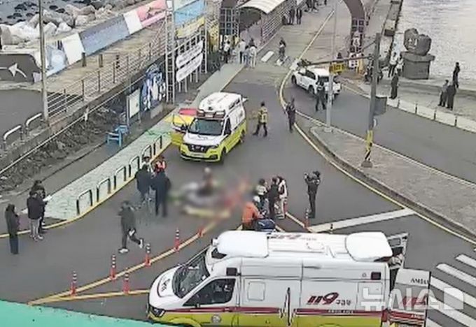 [제주=뉴시스] 24일 오후 제주 우도 천진항에서 승합차 돌진 사고가 발생해 경찰과 소방당국이 부상자 구조 및 수습에 나서고 있다. (사진=제주도 재난안전대책본부 CCTV 캡처) 2025.11.25. photo@newsis.com