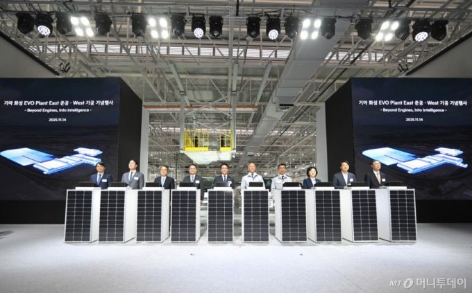 (화성=뉴스1) 청사사진기자단 = 김민석 국무총리와 정의선 현대차그룹 회장을 비롯한 참석자들이 14일 오전 경기도 화성에서 열린 기아 화성 EVO 플랜트 East준공식 및 West기공식에서 세리머니에 앞서 기념촬영을 하고 있다.   2025.11.14/뉴스1  Copyright (C) 뉴스1. All rights reserved. 무단 전재 및 재배포,  AI학습 이용 금지. /사진=(화성=뉴스1) 청사사진기자단