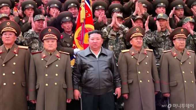 김정은 북한 노동당 총비서 겸 국무위원장이 지난 11월1일 북한군 제11군단 지휘부를 방문했다고 북한 조선중앙TV가 2일 보도했다. 11군단은 이른바 '폭풍군단'으로 불리는 북한 최정예 특수부대로, 러시아의 쿠르스크 정복에 기여했다고 알려졌다. / 사진=뉴시스(조선중앙TV)