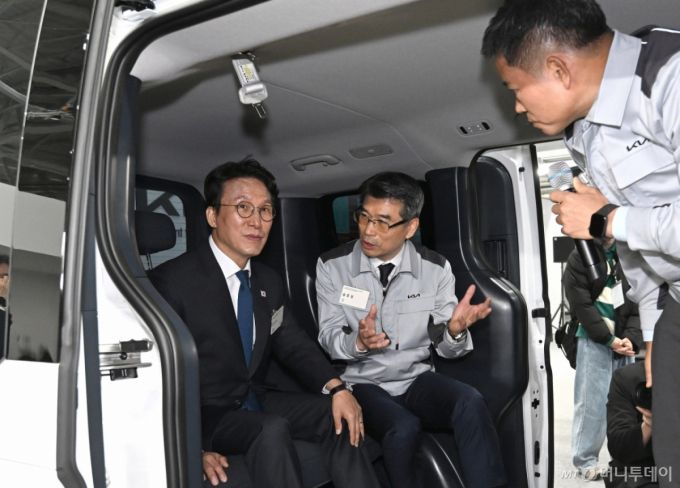 (서울=뉴스1) = 김민석 국무총리가 14일 오전 경기 화성시 오토랜드 화성에서 열린 기아 화성 EVO Plant East 준공식 및 West 기공식에 참석해 전시물을 둘러보며 송호성 기아 사장의 설명을 듣고 있다. (현대차·기아 제공. 재판매 및 DB 금지) 2025.11.14/뉴스1  Copyright (C) 뉴스1. All rights reserved. 무단 전재 및 재배포,  AI학습 이용 금지. /사진=(서울=뉴스1)