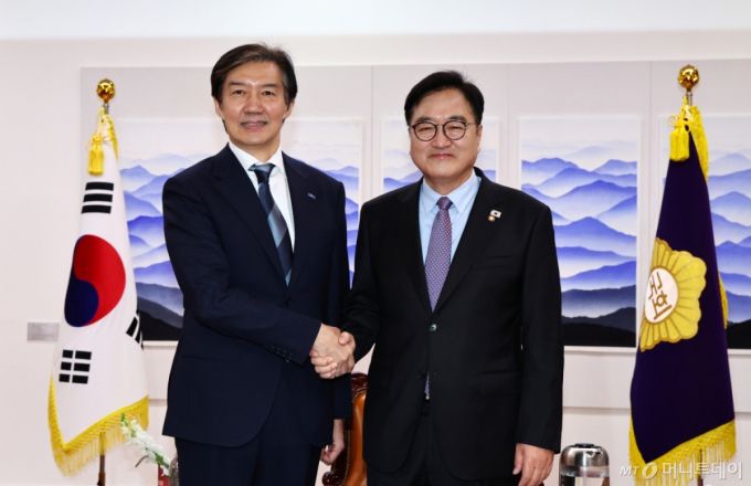 [서울=뉴시스] 김명년 기자 = 우원식 국회의장이 25일 오전 서울 여의도 국회 의장실에서 조국 조국혁신당 대표와 기념촬영하고 있다. 2025.11.25. kmn@newsis.com /사진=김명년