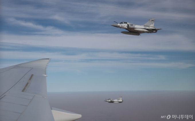 [아부다비=뉴시스] 최동준 기자 = 17일(현지 시간) UAE 측이 이재명 대통령이 탑승한 공군 1호기가 자국 영공에 진입하자 국빈 방문 예우 차원으로 전투기를 출격시켜 호위를 하고 있다. 2025.11.17. photocdj@newsis.com