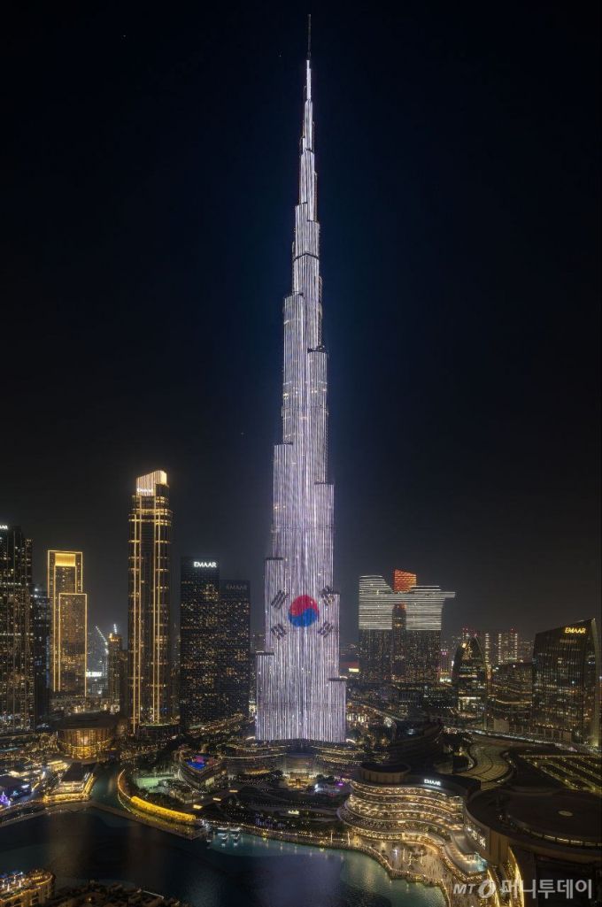 (서울=뉴스1) 허경 기자 = 이재명 대통령 아랍에미리트(UAE) 국빈방문 이틀째인 18일(현지 시간) 두바이 초고층 빌딩 '부르즈 칼리파(Burj Khalifa)' 외벽에 태극기 조명이 점등되어 있다. (대통령실 제공. 재판매 및 DB 금지) 2025.11.19/뉴스1  Copyright (C) 뉴스1. All rights reserved. 무단 전재 및 재배포,  AI학습 이용 금지. /사진=(서울=뉴스1) 허경 기자