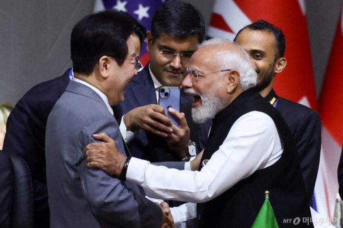 (로이터=뉴스1) = 이재명 대통령이 22일(현지시간) 남아프리카공화국 요하네스버그 엑스포 센터에서 열린 G20 정상회의에 참석해 나렌드라 모디 인도 총리와 인사를 나누고 있다.  ⓒ 로이터=뉴스1  Copyright (C) 뉴스1. All rights reserved. 무단 전재 및 재배포,  AI학습 이용 금지. /사진=(로이터=뉴스1)