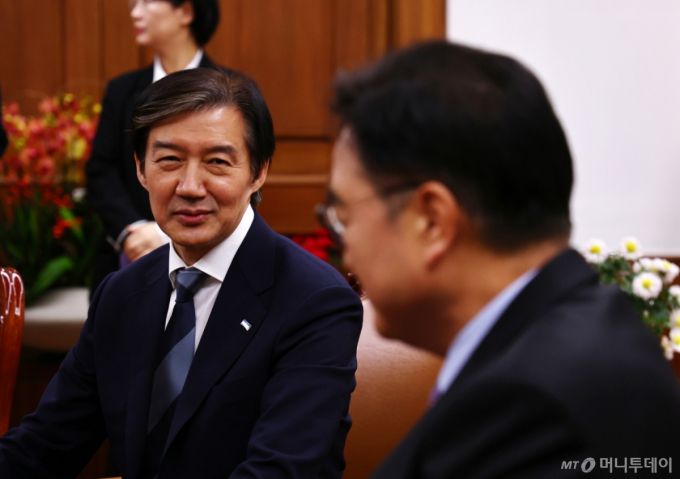 [서울=뉴시스] 김명년 기자 = 조국 조국혁신당 대표가 25일 오전 서울 여의도 국회 의장실에서 우원식 의장을 예방해 대화하고 있다. 2025.11.25. kmn@newsis.com /사진=김명년