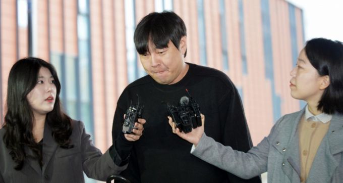 인터넷 불법도박 사실을 인정한 개그맨 이진호(38)씨가 22일 서울 강남구 대치동 강남경찰서에 피의자 신분으로 출석했다.  K5를 타고 경찰서에 도착한 이씨는 사기 의혹, 불법 도박에 빠진 이유 및 팬과 동료 연예인에게 할 말을 있느냐는 취재진 질문에 연신 “죄송하다”고 답했으며, 경찰서 안으로 들어서면서 “조사를 성실히 받겠다”고 밝혔다.  이씨는 방송인 이수근, 가수 BTS 지민, 영탁을 포함, 동료 연예인·대부업체 등으로부터 23억원 가량의 돈을 빌린 것으로 알려졌다. 이후 이씨는 화성시 홍보대사에서 해촉됐고, 출연 중이던 아는 형님 프로그램에서도 하차했다.  경찰은 국민 신문고를 통해 접수된 사기 혐의에 대해서도 조사할 예정이다. /사진=임한별(머니S)