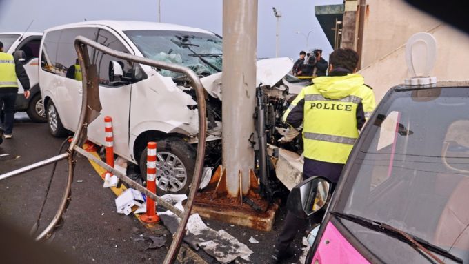경찰과 도로교통공단 등 관계자들이 25일 제주 우도 천진항 인근에서 발생한 승합차 돌진 사고 현장에서 합동 감식을 진행 중인 모습./사진=뉴시스