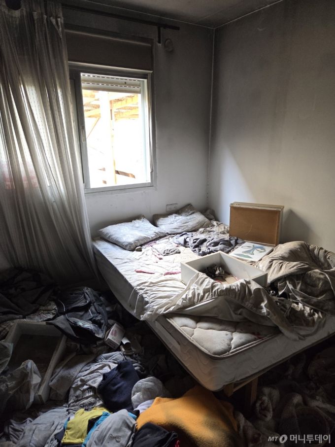 11월11일(현지시간) 이스라엘 남부 니르오즈의 키부츠 내 한 주택 내부가 2023년 10월7일 하마스의 습격으로 인해 심각하게 훼손돼 있다. 최근 이 마을의 마지막 인질이 돌아오면서 이 키부츠는 이제 재건 논의에 들어갈 예정이다.