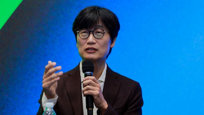 27일 경기 성남시 분당구 네이버 1784 사옥에서 열린 기자간담회에서 이해진 의장이 답변하고 있다./사진제공=네이버