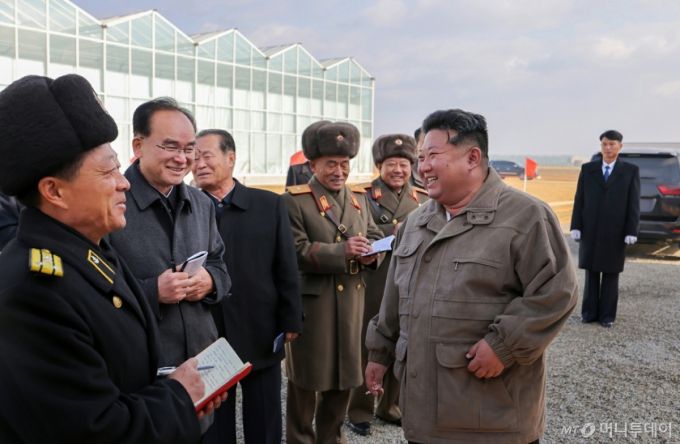 (평양 노동신문=뉴스1) = 북한 노동당 기관지 노동신문은 27일 김정은 당 총비서가 26일 신의주온실종합농장을 현지지도했다고 보도했다.   [국내에서만 사용가능. 재배포 금지. DB 금지. For Use Only in the Republic of Korea. Redistribution Prohibited]  rodongphoto@news1.kr  Copyright (C) 뉴스1. All rights reserved. 무단 전재 및 재배포,  AI학습 이용 금지.