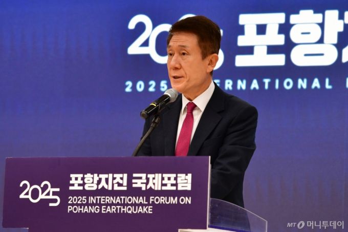 (포항=뉴스1) 최창호 기자 = 이강덕 경북 포항시장이 13일 북구 흥해도서관에서 열린 2025 포항지진 국제포럼에서 개회사를 하고 있다.   국제포럼은 2017년 11월 15일 발생한 규모 5.4 지진으로 정신적 피해를 호소하고 있는 시민들의 정서적 안정과 지진 원인으로 밝혀진 포항지열발전소 시추공 안정화 방안 등에 대해 논의하기 위해 마련됐다.  2025.11.13/뉴스1  Copyright (C) 뉴스1. All rights reserved. 무단 전재 및 재배포,  AI학습 이용 금지. /사진=(포항=뉴스1) 최창호 기자