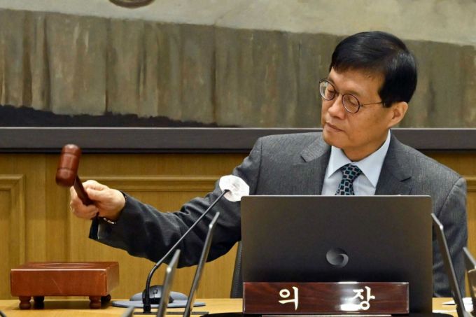 이창용 한국은행 총재가 27일 서울 중구 한국은행에서 열린 금융통화위원회 본회의에서 의사봉을 두드리고 있다./사진제공=뉴스1(사진공동취재단)
