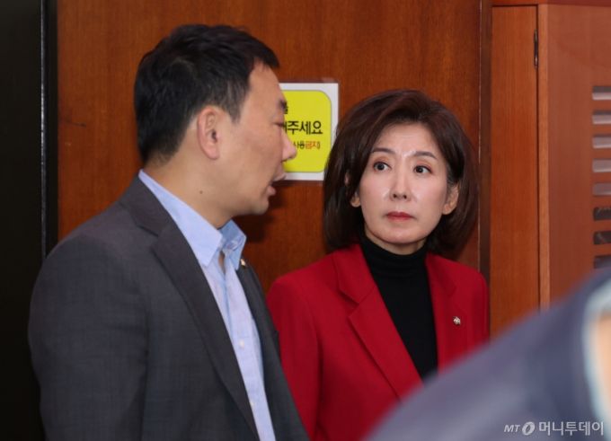 [서울=뉴시스] 김명년 기자 = 11일 서울 여의도 국회에서 열린 법제사법위원회 전체회의에서 김용민 더불어민주당 간사와 나경원 국민의힘 의원이 대화하고 있다. 2025.11.11. kmn@newsis.com /사진=김명년