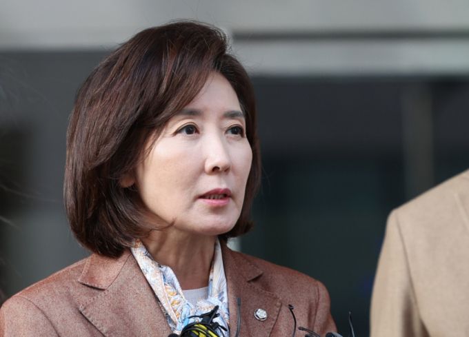 나경원 국민의힘 의원이 20일 오후 서울 양천구 서울남부지방법원에서 열린 국회 '패스트트랙 충돌' 사건 선고 기일을 마친 뒤 법정을 나서며 입장을 밝히고 있다./사진=뉴시스.