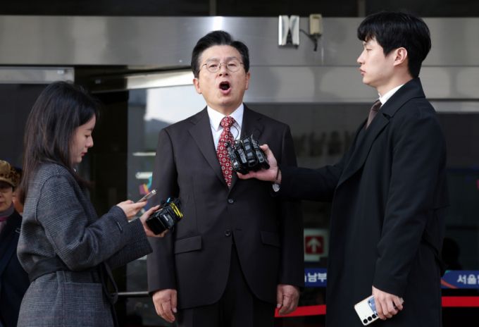 황교안 전 국무총리가 20일 서울 양천구 남부지법에서 열린 '자유한국당 패스트트랙(신속처리안건) 충돌 사건' 1심 선고를 마친 뒤 법원을 나서며 취재진 질문을 받고 있다./사진=뉴스1.