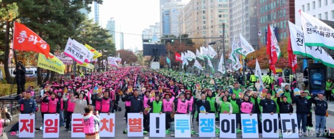 지난 21일 서울 영등포구 국회 앞에서 열린 학교비정규직연대회의 처우개선 및 예산 확대 관련 법령 정비 집회에서 참가자들이 구호를 외치고 있다 /사진=김혜진