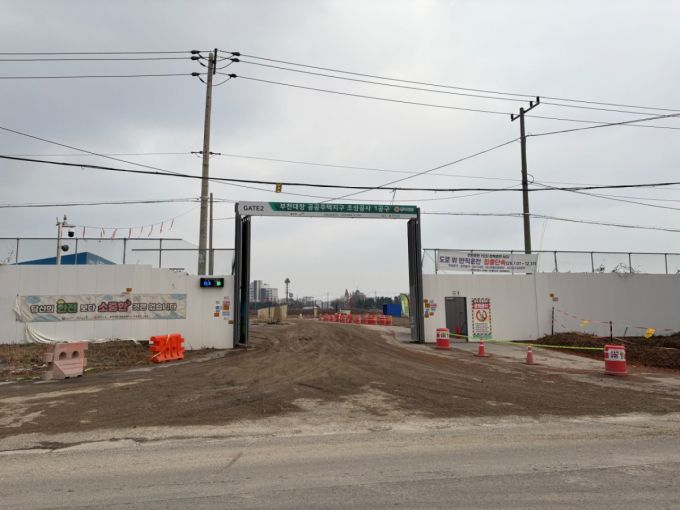 3기 신도시 부천대장지구 공사현장 정문. 현장에 인부가 눈에 띄지 않을 정도로 한산한 모습이다/사진=김효정 기자