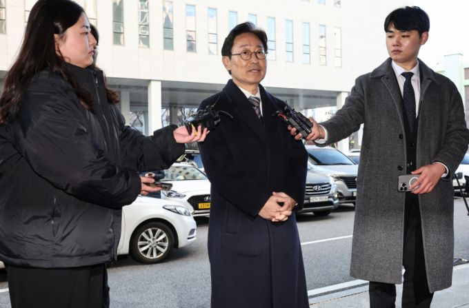 박범계 더불어민주당 의원이 28일 서울 양천구 남부지방법원에서 열린 국회 패스트트랙(신속처리안건) 충돌 사건 관련 결심 공판에 출석하며 취재진 질문에 답하고 있다./사진=뉴스1.