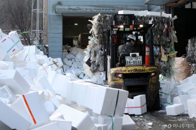 (대구=뉴스1) 공정식 기자 = 30일 오전 대구 수성구 생활자원회수센터에서 직원들이 설 연휴 동안 산더미처럼 쌓인 선물 포장용 스티로폼을 재활용하기 위해 지게차를 동원해 정리하고 있다. 2025.1.30/뉴스1  Copyright (C) 뉴스1. All rights reserved. 무단 전재 및 재배포,  AI학습 이용 금지. /사진=(대구=뉴스1) 공정식 기자