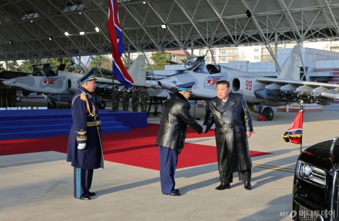 (평양 노동신문=뉴스1) = 북한 노동당 기관지 노동신문은 30일 "조선인민군 공군 창설 80주년 기념행사가 11월 28일 제2공군사단 59길영조영웅연대 갈마비행장에서 성대히 진행됐다"라고 보도했다. 김정은 총비서가 참석한 이 자리에는 '존경하는 자제분'으로 호명된 딸 주애도 동행했다.   [국내에서만 사용가능. 재배포 금지. DB 금지. For Use Only in the Republic of Korea. Redistribution Prohibited]  rodongphoto@news1.kr  Copyright (C) 뉴스1. All rights reserved. 무단 전재 및 재배포,  AI학습 이용 금지.