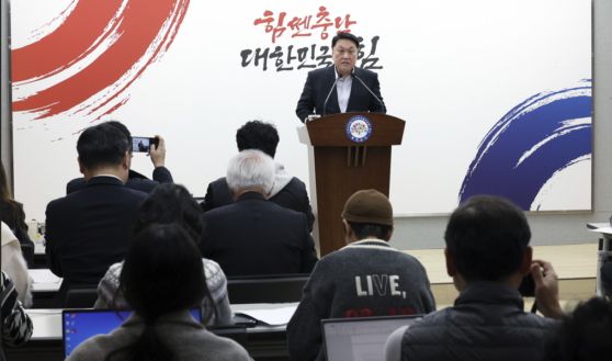 안호 충남도 산업경제실장이 1일 도청 프레스센터에서 브리핑을 하고 있다./사진제공=충남도