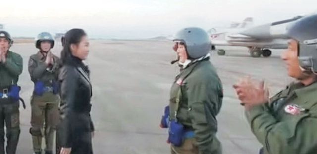 북한 매체 조선중앙TV가 공개한 지난달 28일 북한 공군창설 80주년 행사에 참석한 김정은 북한 국무위원장의 딸 김주애가 홀로 공군 장교로부터 경례를 받는 장면./사진=조선중앙TV 갈무리