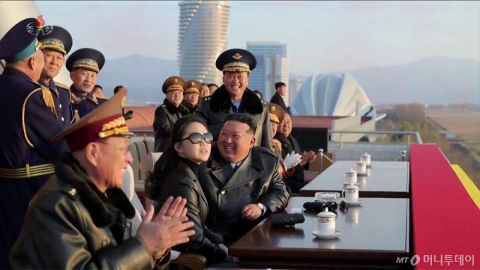 [서울=뉴시스] 김정은 국무위원장이 지난 28일 제2공군사단 59길영조영웅연대 갈마비행장에서 진행된 조선인민군 공군창설 80돌 기념행사에 참석했다고 조선중앙TV가 30일 보도했다. 이번 행사에는 딸 주애가 동반했으며 김 위원장은 길영조 영웅의 반신상을 찾아 헌화하고 김광혁 공군사령관, 엄주호 정치위원을 만난 후 전체 공군 장병들에게 축하를 전했다. 공군시위비행도 참관 및 명사십리극장에서 열린 기념공연도 관람했다. (사진=조선중앙TV 캡처) 2025.11.30.