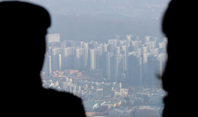 서울 등 수도권 지역 미세먼지가 나쁨 수준을 보인 지난달 30일 오전 서울 송파구 서울스카이에서 바라본 도심이 미세먼지로 뿌옇게 보이고 있다. /사진=뉴스1