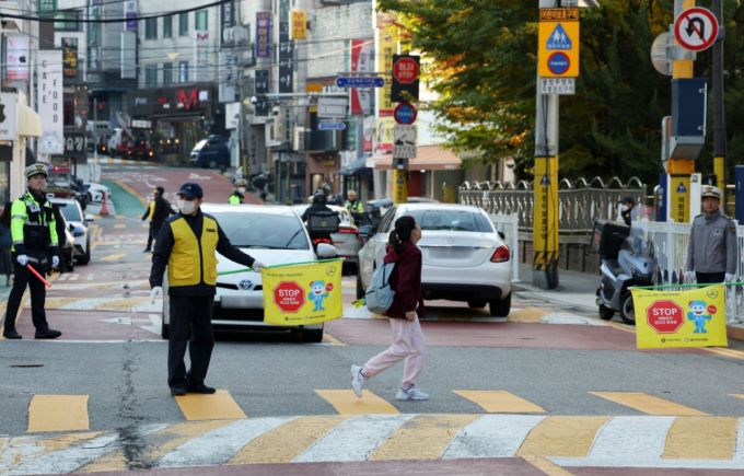 지난 11월 4일 서울 강남구 논현초등학교 인근에서 열린 서울교통 Re-디자인 프로젝트 관련 '속 시원한 교통 단속' 동행 취재에서 경찰들이 어린이보호구역 주변 음주운전 및 정지선 위반 등을 단속하는 중이다./사진=뉴시스.