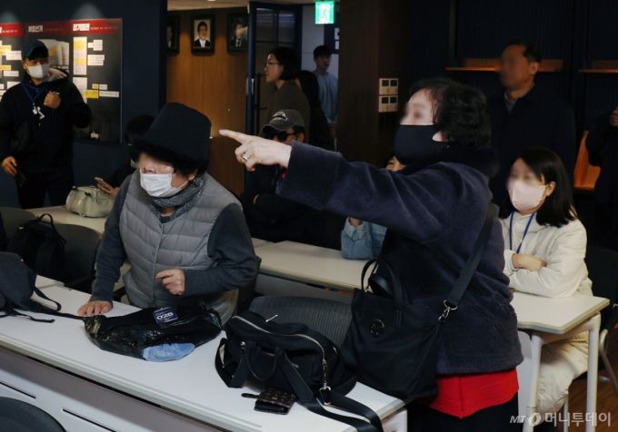 (서울=뉴스1) 구윤성 기자 = 더불어민주당 대의원·전략지역 당원 역할 재정립 태스크포스(TF) 단장인 조승래 의원이 1일 오후 서울 여의도 더불어민주당사 당원존에서 열린 '당원 주권 정당 실현을 위한 제도개선 토론회'에서 일부 당원들이 당사 입장제한에 항의하고 있다. 2025.12.1/뉴스1  Copyright (C) 뉴스1. All rights reserved. 무단 전재 및 재배포,  AI학습 이용 금지. /사진=(서울=뉴스1) 구윤성 기자