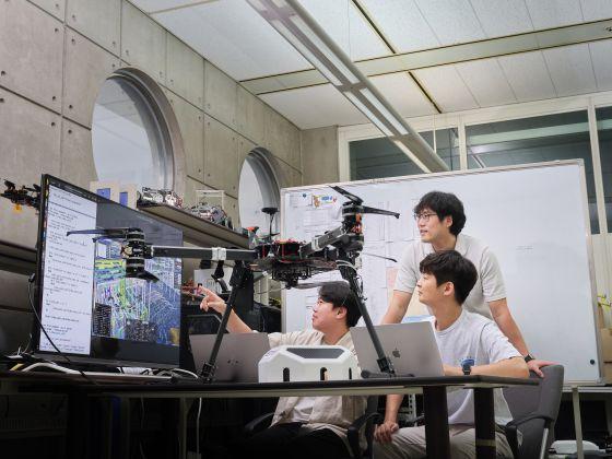 ETRI 에어모빌리티연구본부 소속 연구진이 DNA+드론 시스템의 실시간 자율비행 알고리즘 작동 상태를 점검하는 모습/사진=ETRI