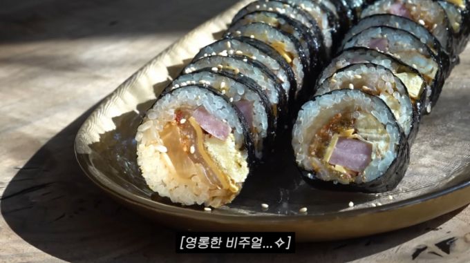 이병헌 어머니가 묵은지김치 김밥 레시피를 공개했다. /사진=유튜브 갈무리