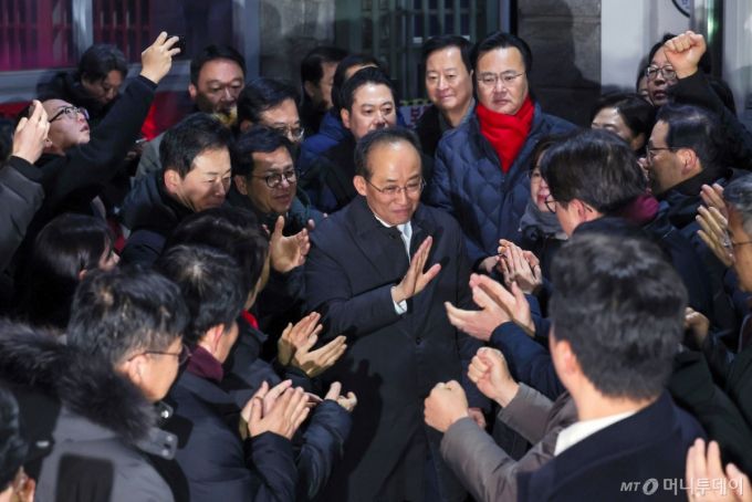 (의왕=뉴스1) 김성진 기자 = 12·3 비상계엄 해제 요구안 표결 방해 의혹을 받는 추경호 국민의힘 의원이 3일 새벽 구속 영장이 기각된 후 경기도 의왕시 서울구치소를 나서며 동료 의원들과 인사하고 있다. 2025.12.3/뉴스1  Copyright (C) 뉴스1. All rights reserved. 무단 전재 및 재배포,  AI학습 이용 금지. /사진=(의왕=뉴스1) 김성진 기자